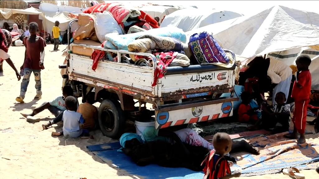 عائلات نزحت إلى معسكر قوز السلام للنازحين في ولاية النيل الأبيض في السودان.